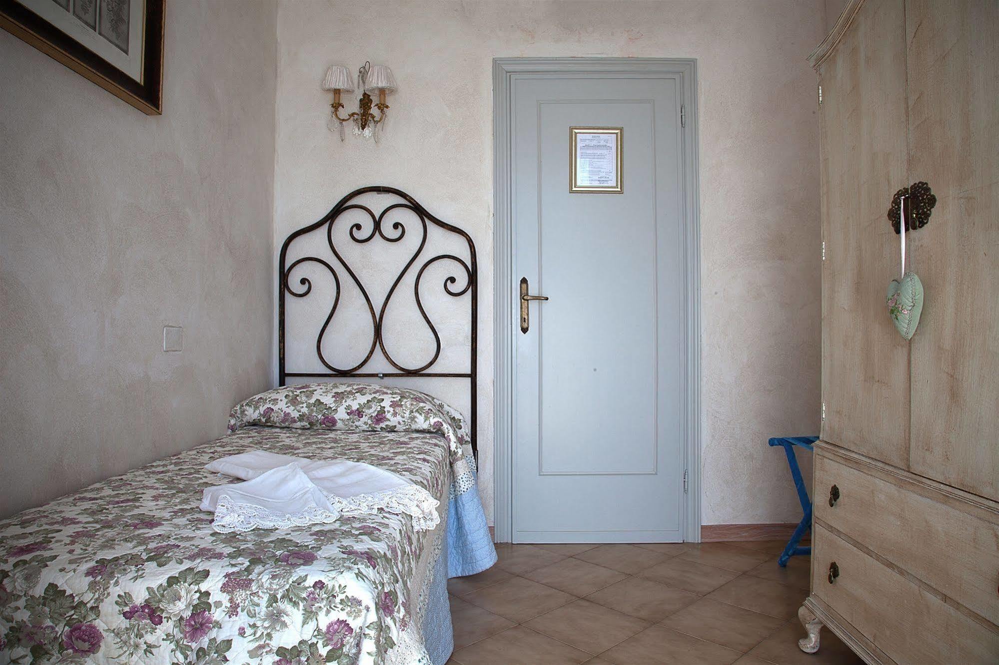 וירג'יו Hotel La Petite Maison מראה חיצוני תמונה