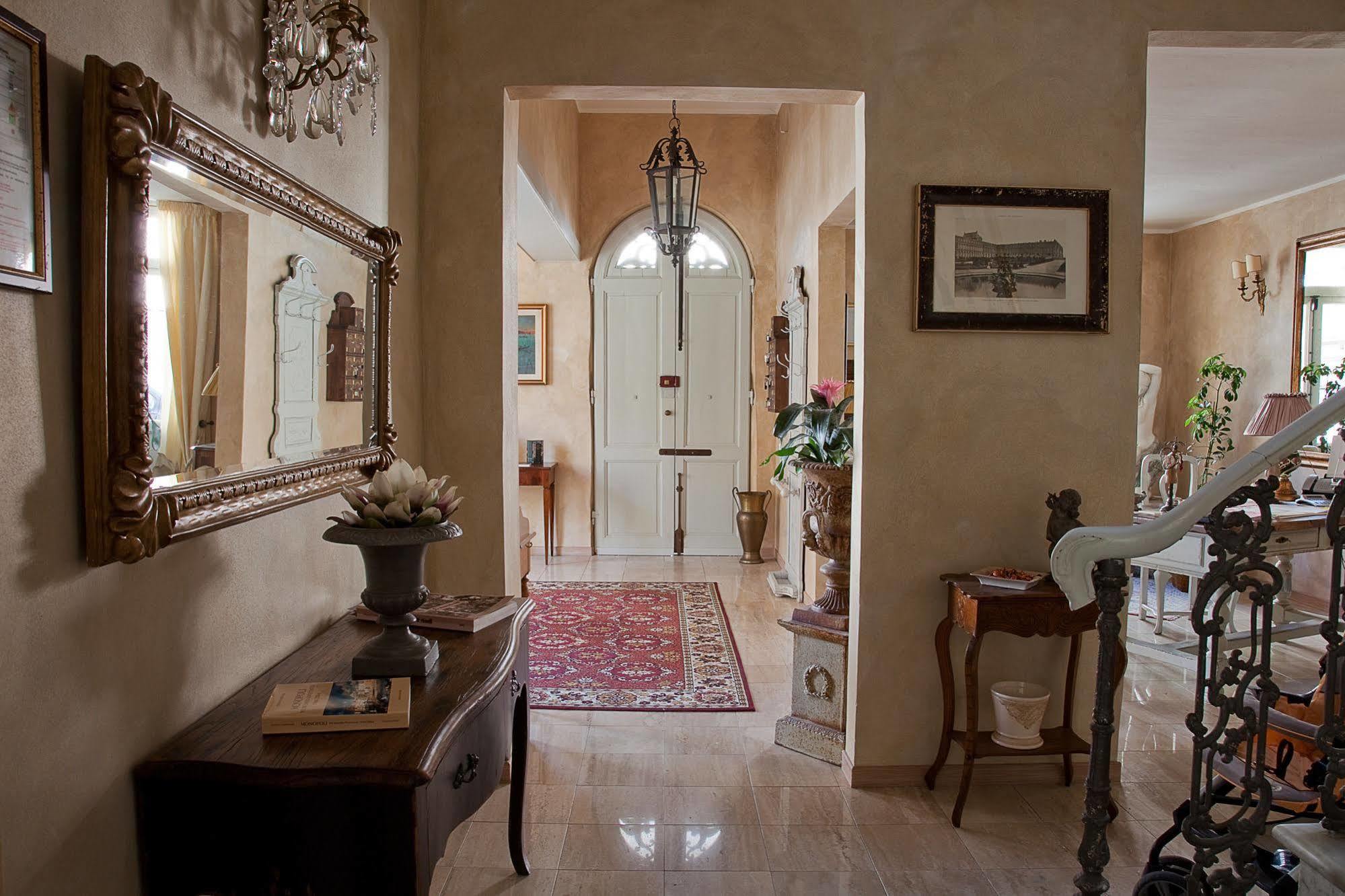 וירג'יו Hotel La Petite Maison מראה חיצוני תמונה