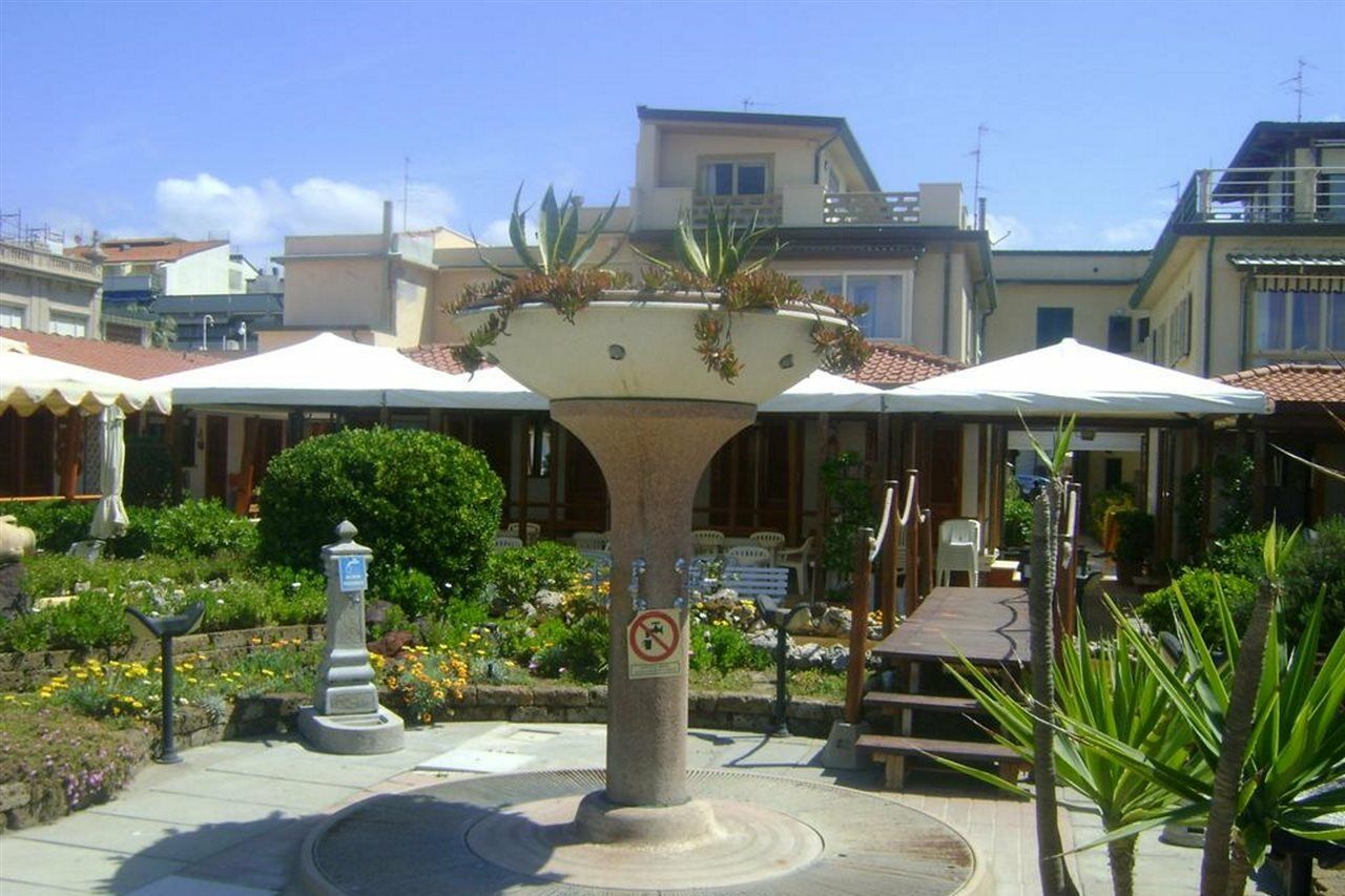 וירג'יו Hotel La Petite Maison מראה חיצוני תמונה